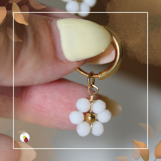 Argolas Douradas com Flor Branca