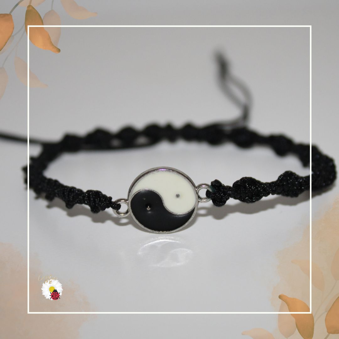 Pulseira em Fio Preto com Yin Yang