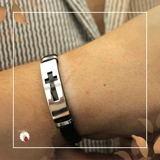 Pulseira Masculina em Pele Sintética Preta com Cruz Prateada