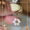 Argolas Douradas com Flor Branca