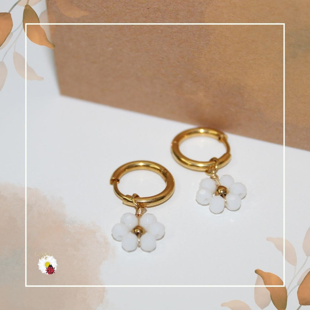 Argolas Douradas com Flor Branca