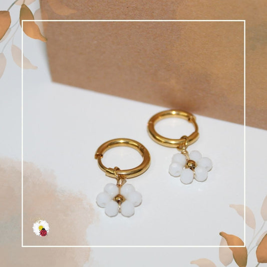Argolas Douradas com Flor Branca