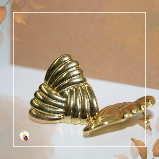 Brincos Triângulo Dourado com Relevos